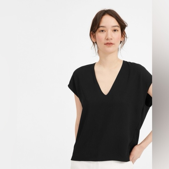 EVERLANE The Japanese GoWeave V-Neck Top In Black - Picture 3 of 6
